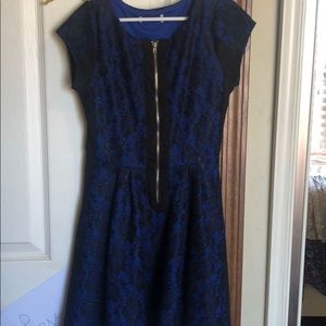 Front zip dress in blue and black lace